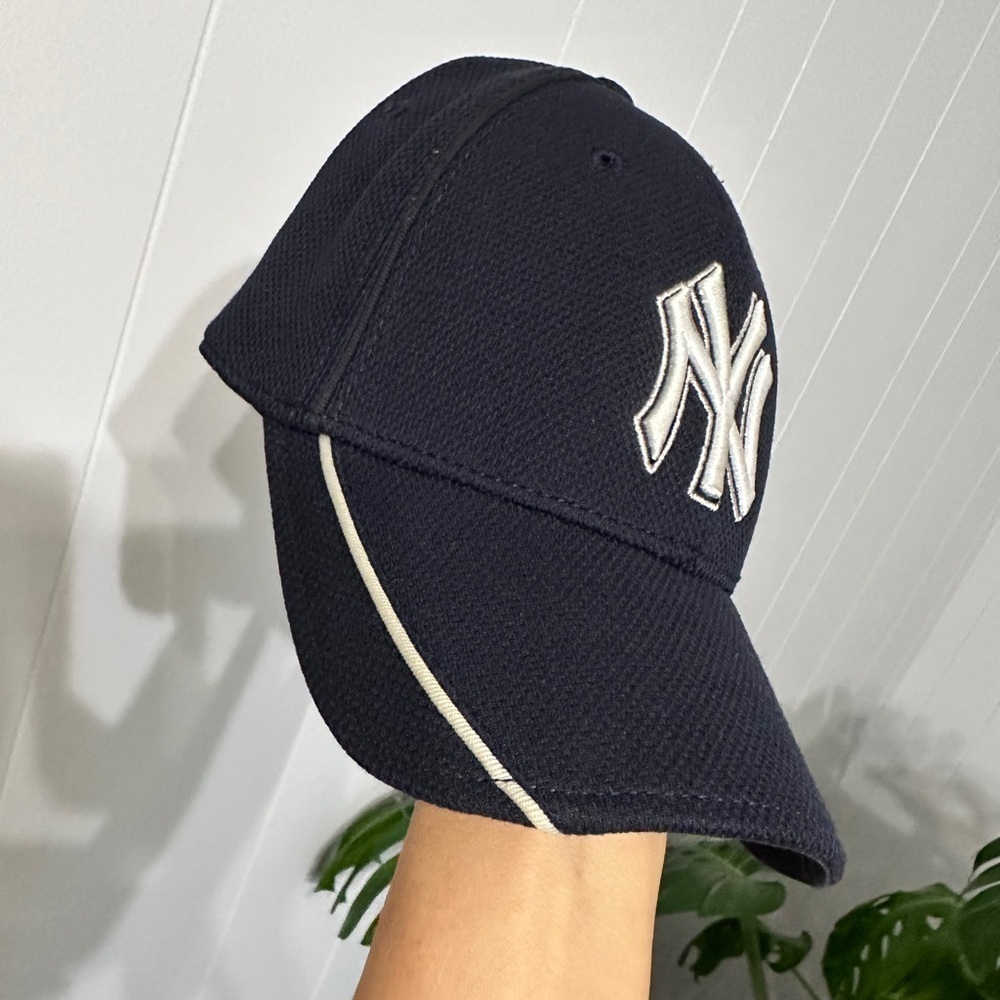 ✔️Authentic New Era  Navy and white NY Size S/M